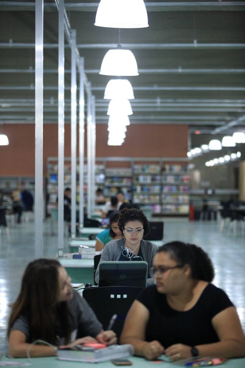 Biblioteca Pública Arthur Vianna, localizada no prédio do Centur. Com mais de 140 anos, o local é uma das principais referências na área em Belém, recebendo uma média de mil usuários por dia. Antes da popularização de instrumentos tecnológicos e sites especializados, a “biblioteca do Centur”, como é conhecida, era uma das principais fontes de pesquisa para alunos de todos os níveis de ensino em Belém.
FOTO: MÁCIO FERREIRA / AG. PARÁ
DATA: 02.03.2018
BELÉM - PARÁ <div class='credito_fotos'>Foto: MÁCIO FERREIRA/ AG. PARÁ | <a href='/midias/2018/originais/9ea415d6-b1c4-4bca-9a49-79bc8f316c33.jpg' download><i class='fa-solid fa-download'></i> Download</a></div>