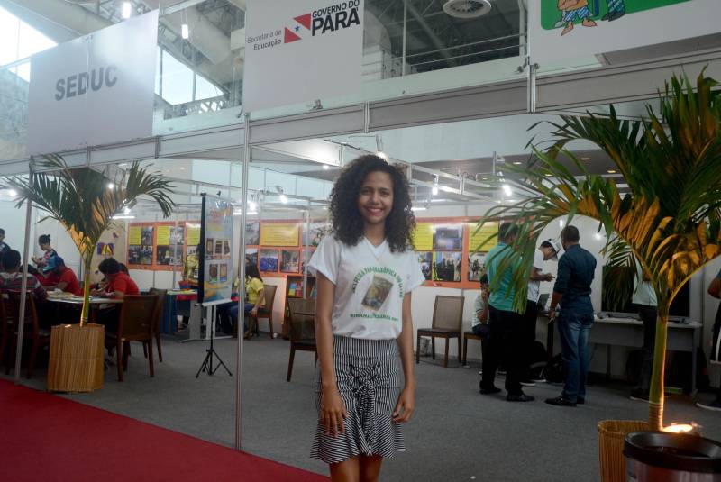 Promover a leitura e incentivar a pesquisa literária de autores paraenses é a proposta da Gincana Literária, que integra a programação da 22ª Feira Pan-Amazônica do Livro. Alunos da Unidade Seduc na Escola (USE) 13 participaram, nesta terça-feira (5), da ação educativa realizada no auditório Benedito Monteiro, no Hangar Convenções e Feiras da Amazônia. Estudantes das escolas estaduais Antônio Gondin Lins, Lucy Corrêa Araújo e Dom Alberto Gaudêncio, integrantes da USE 13, que abrange escolas de Ananindeua, pesquisaram a vida e obra do poeta e escritor paraense Antônio Juraci Siqueira. "Eu ainda não conhecia a obra do Juraci Siqueira e foi muito interessante pesquisar o trabalho dele. Nossa equipe se dedicou muito e estamos felizes em participar da gincana", comenta Letice Caroline Silva (foto), 15 anos, aluna do 2º ano do ensino médio, da Escola Estadual Dom Alberto Gaudêncio, do bairro Curuçambá.  

FOTO: RAI PONTES / ASCOM SEDUC
DATA: 05.06.2018
BELÉM - PARÁ <div class='credito_fotos'>Foto: Rai Pontes/Ascom Seduc   |   <a href='/midias/2018/originais/9ea582f8-cc09-4df9-8dc2-4a66082c9283.jpg' download><i class='fa-solid fa-download'></i> Download</a></div>