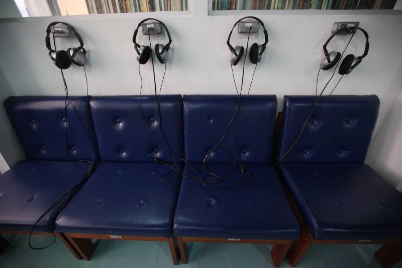 Ao entrar na Biblioteca Arthur Viana, localizada no Centro Cultural e Turístico Tancredo Neves (Centur), é possível visualizar e sentir as diferenças logo ao chegar. O espaço, que desde 2015 passava por reformas, está completamente pronto para sua reinauguração, que deve acontecer já na próxima semana. Iluminação adequada, climatização renovada, mudança de estantes e outros móveis que contribuíram para a ampliação do espaço, além de um verdadeiro upgrade em diversos espaços de convivência, serviços e estudos, trouxeram novos ares a centenária biblioteca.
FOTO: THIAGO GOMES / AG. PARÁ
DATA: 27.04.2018
BELÉM - PARÁ <div class='credito_fotos'>Foto: Thiago Gomes /Ag. Pará | <a href='/midias/2018/originais/9eade143-9ea0-48fb-94de-60cf7995f117.jpg' download><i class='fa-solid fa-download'></i> Download</a></div>
