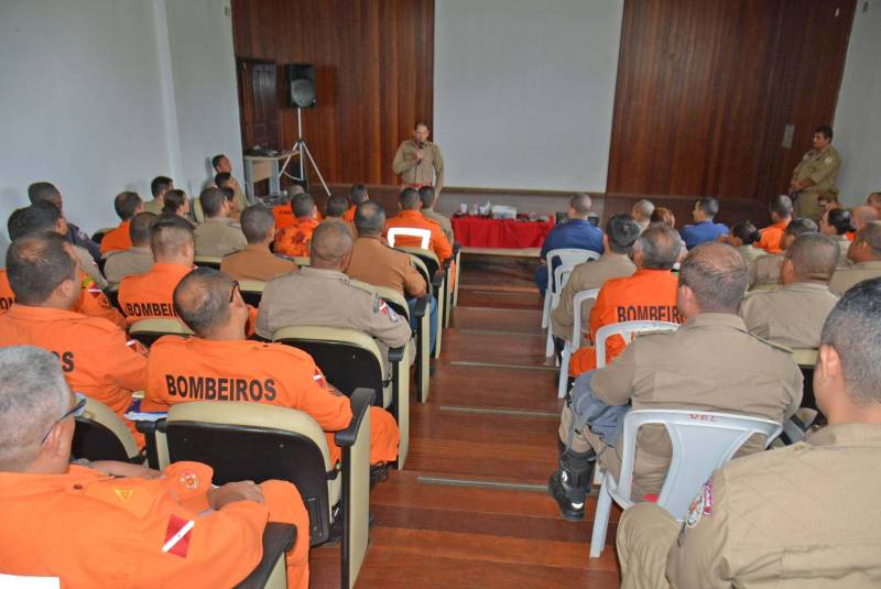 O Corpo de Bombeiros Militar do Pará promoveu o “I Seminário de Salvamento Veicular do CBMPA” e a “VII Reunião da Comissão Nacional de Salvamento Veicular (Conasv)”. O evento encerrou nesta sexta-feira (8), e teve o objetivo de reunir bombeiros militares de diversos Estados do Brasil para debater táticas e técnicas de salvamento veicular e a utilização da roupa de proteção. A capitã Lívia Nascimento, do Corpo de Bombeiros do Amapá, formou-se como oficial em 2011 no Pará. Hoje retornou a capital paraense para ministrar a palestra sobre incêndio veicular, abordagem sobre risco e procedimentos de segurança em operações. “É de extrema importância para intercambiar e trocar conhecimentos entre as corporações. Precisamos evoluir para melhorar a eficiência de nossa atuação e quebrar paradigmas e tocar em pontos atuais, o que tem novo em equipamentos e nas áreas de atuação dos bombeiros”, afirmou.
FOTO: ASCOM / CBMPA
DATA: 08.06.2018
BELÉM - PARÁ <div class='credito_fotos'>Foto: Ascom CBMPA | <a href='/midias/2018/originais/9eaf7379-7282-419d-88ab-4f2c6b17ff9b.jpg' download><i class='fa-solid fa-download'></i> Download</a></div>