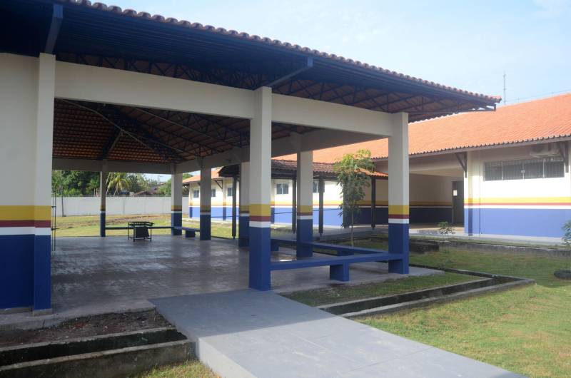Como parte de um ciclo de empreendimentos visando fortalecer a aprendizagem na rede estadual de ensino, incrementado nesta gestão do governador Simão Jatene, a Secretaria de Estado de Educação (Seduc) entregou, neste sábado (29), a reforma e ampliação da Escola Estadual Agostinho de Moraes Oliveira (foto), no Município de Inhangapi, no nordeste do Estado. As obras na Escola Agostinho Moraes de Oliveira foram viabilizadas mediante convênio entre o Governo do Estado e a Prefeitura Municipal. Orçados em mais de R$ 2 milhões, os serviços deram uma nova configuração para a unidade de ensino, para o atendimento de 420 estudantes que passam a dispor de modernas salas de aula, espaços para pesquisa e atividades monitoradas e outras instalações e equipamentos. Professores e servidores contam com bloco administrativo e espaços específicos para a rotina de trabalho.

FOTO: FERNANDO NOBRE / ASCOM SEDUC
DATA: 29.12.2018
INHANGAPI - PARÁ <div class='credito_fotos'>Foto: FERNANDO NOBRE/ASCOM SEDUC   |   <a href='/midias/2018/originais/9eb3cbce-c5a0-4a10-a820-3896d348e8e6.jpg' download><i class='fa-solid fa-download'></i> Download</a></div>