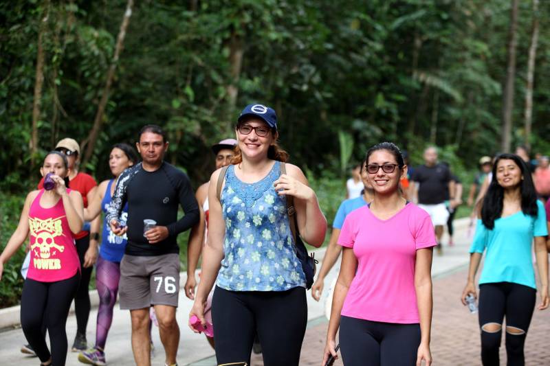 Uma reabertura feita a milhares de mãos. A fita inaugural colocada no inicio da trilha principal do Parque do Utinga foi rompida por mais de cinco mil pessoas ansiosas pelo inicio da caminhada, marcando o segundo dia da programação de reabertura do mais novo espaço paraense de lazer e interatividade com a natureza.
FOTO: SIDNEY OLIVEIRA / AG. PARÁ
DATA: 17.03.2018
BELÉM - PARÁ <div class='credito_fotos'>Foto: Sidney Oliveira/Ag. Pará | <a href='/midias/2018/originais/9eb51f86-5327-40d6-930c-f0a6171c3aca.jpg' download><i class='fa-solid fa-download'></i> Download</a></div>