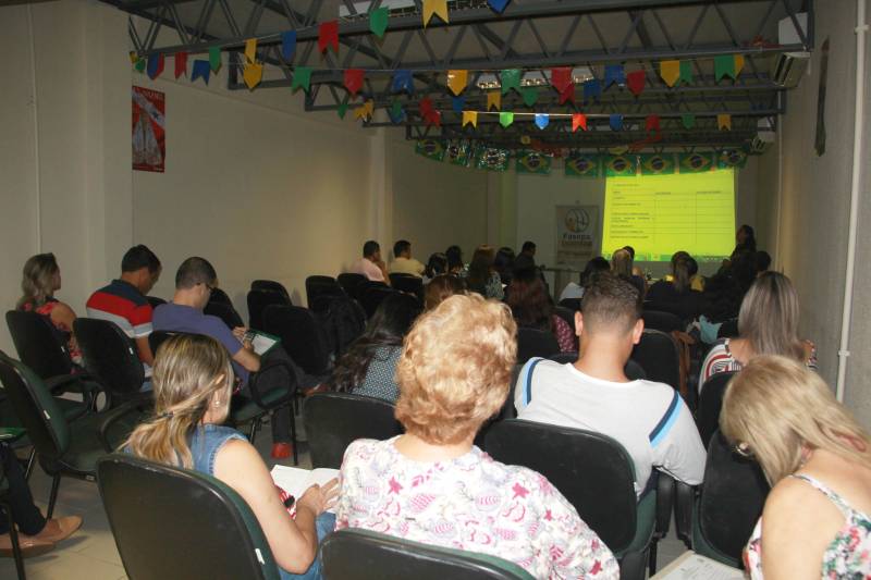 Profissionais que fazem parte do Sistema de Garantia de Direitos, da Associação dos Municípios do Arquipélago do Marajó (Amam), participaram nesta quarta-feira (20), na sede da Fundação de Atendimento Socioeducativo do Pará (Fasepa), em Belém, do último dia do “Encontro Temático da Socioeducação”, que teve como objetivo a implantação dos Planos Municipais de Atendimento Socioeducativo em 11 municípios paraenses. A partir de um diagnóstico situacional exposto por cada um dos participantes, enfatizando os desafios dentro das especificidades locais da política de prevenção e para o cumprimento de medidas socioeducativas em meio aberto, como Prestação de Serviço à Comunidade e Liberdade Assistida, a Fasepa prestará assessoramento técnico, para que juntamente com esses profissionais sejam estruturadas as bases de um documento que norteará as ações destinadas aos jovens.
FOTO: DANI VALENTE / ASCOM FASEPA
DATA: 20.06.2018
BELÉM - PARÁ <div class='credito_fotos'>Foto: DANI VALENTE/ ASCOM FASEPA | <a href='/midias/2018/originais/9eb88b27-9e96-4fa5-be7c-7894ed306ac3.jpg' download><i class='fa-solid fa-download'></i> Download</a></div>