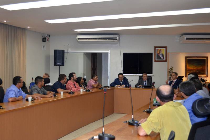 Prefeito e vereadores do município de Porto de Moz, acompanhados de deputados estaduais, se reuniram na tarde desta terça-feira (24) com o secretário Luiz Fernandes, na sede da Secretaria de Estado de Segurança Pública e Defesa Social (Segup), em Belém. A pauta apresentada inclui medidas – algumas já implementadas pelo governo - para fortalecer a segurança no município.
FOTO: ASCOM SEGUP
DATA: 24.04.2018
BELÉM - PARÁ <div class='credito_fotos'>Foto: Ascom Segup | <a href='/midias/2018/originais/9ec26599-0052-4f0d-9189-09c208cfe870.jpg' download><i class='fa-solid fa-download'></i> Download</a></div>
