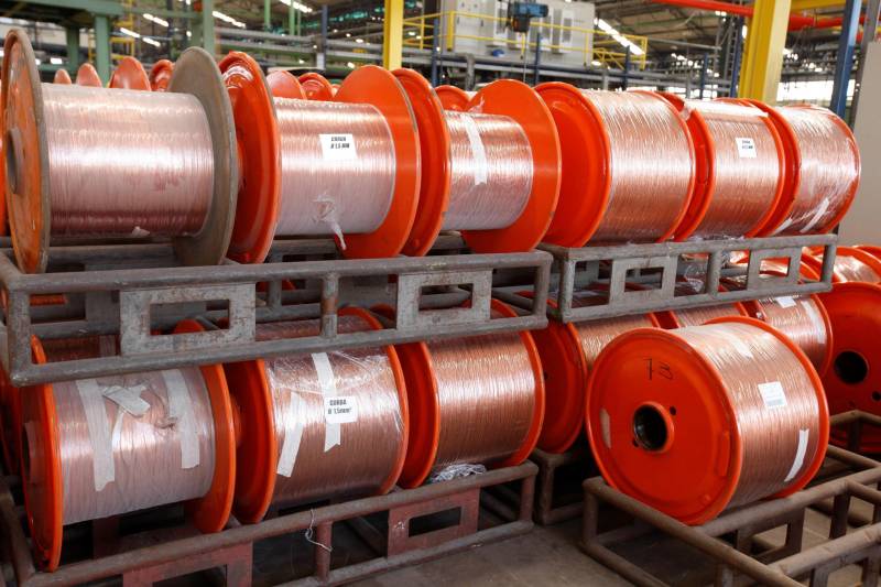 O Pará registrou o maior crescimento industrial entre todos os estados brasileiros no ano passado. Nos doze meses de 2017, o estado registrou um aumento de 10,1%, o único com dois dígitos no País.“Estes índices começam a refletir, de forma direta, a política de verticalização do governo do Estado, com ações integradas pelo programa de desenvolvimento Pará 2030”, destaca o secretário estadual de Desenvolvimento, Mineração e Energia, Adnan Demachki. “As ações de incentivos fiscais e segurança institucional, por exemplo, atraíram indústrias em áreas estratégicas, como as cadeias do açaí, palma e alumínio.” (foto).
FOTO: RODOLFO OLIVEIRA / ARQUIVO AG. PARÁ
DATA: 09.02.2018
BARCARENA - PARÁ <div class='credito_fotos'>Foto: Rodolfo Oliveira/Ag. Pará | <a href='/midias/2018/originais/9ec5a518-8bbb-4d4d-803f-7fca25a11952.jpg' download><i class='fa-solid fa-download'></i> Download</a></div>