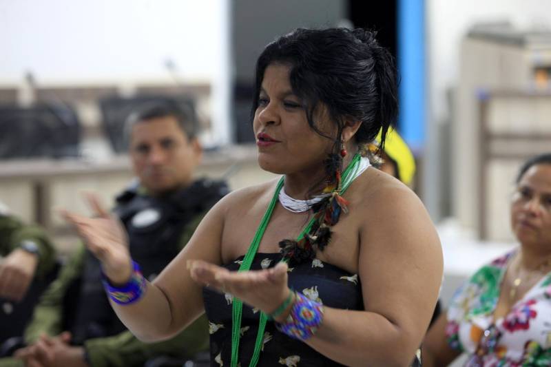 Semana dos Povos Indígenas. O maior evento do gênero no Estado começou neste domingo (15), com a chegada das cerca de 70 embarcações que se encontram no cruzamento dos rios Xingu e Fresco, na orla da cidade de São Félix do Xingu, sudeste do Pará. A reunião na Câmara Municipal (foto) é o momento em que os caciques discutem a programação, expõem anseios, dão sugestões e recebem os kits esportivos que serão usados durante os jogos. O encontro – quando também são repassadas orientações e informes sobre o esquema de segurança, as ações sociais e a dinâmica dos encontros – ocorre logo depois da chegada das tribos. Sônia Guajajara (foto), uma das mais importantes líderes indígenas da atualidade, que deu o recado na noite deste domingo durante reunião com caciques na Câmara Municipal.
FOTO: RODOLFO OLIVEIRA / AG. PARÁ
DATA: 15.04.2018
SÃO FÉLIX DO XINGU - PARÁ <div class='credito_fotos'>Foto: Rodolfo Oliveira/Ag. Pará | <a href='/midias/2018/originais/9ec7194b-650a-4a45-8ccc-265588aa69ee.jpg' download><i class='fa-solid fa-download'></i> Download</a></div>