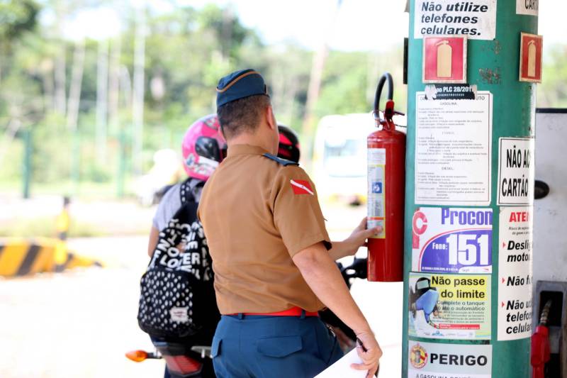 Estabelecimentos prestadores de serviços, condomínios, boates e casas noturnas serão vistoriados, nesta sexta-feira (11) e no sábado (12), pelo Corpo de Bombeiros do Pará com apoio da Polícia Militar. Juntos, os órgãos de segurança realizam a Operação Tiradentes II, deflagrada pelo Conselho Nacional de Comandantes Gerais dos Bombeiros e da PM em todo o país. Mais de 150 homens do Corpo de Bombeiros participam da Operação em todo o Estado. Pela manhã até às 18h, serão fiscalizados postos de combustível (foto), comércios e condomínios.
FOTO: SIDNEY OLIVEIRA / AG. PARÁ
DATA: 11.05.2018
BELÉM - PARÁ <div class='credito_fotos'>Foto: Sidney Oliveira/Ag. Pará | <a href='/midias/2018/originais/9ec85ea8-e427-427d-889b-9fcd0862b0e9.jpg' download><i class='fa-solid fa-download'></i> Download</a></div>