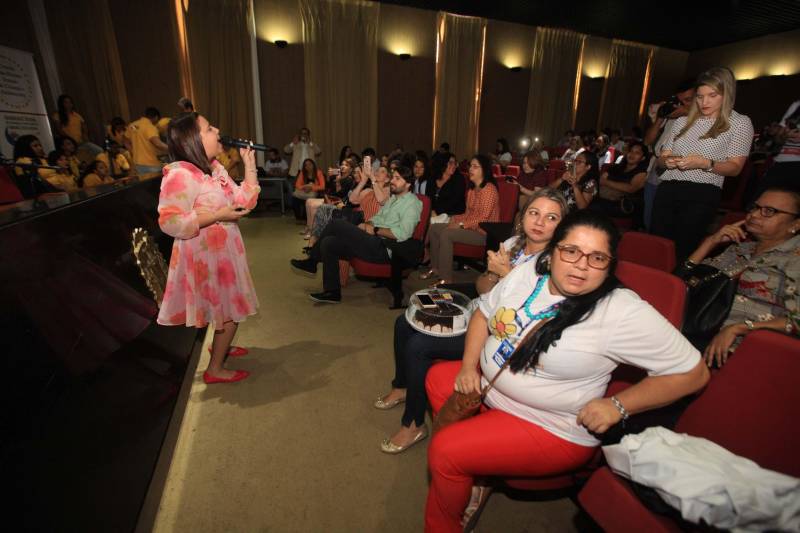 O Comitê de Enfrentamento à Violência Sexual Contra Crianças e Adolescentes, o Ministério Público do Pará, a Fundação Pro Paz e outras instituições parceiras realizaram na manhã desta sexta-feira (18) uma “Ciranda pelos direitos sexuais de crianças e adolescentes”, no auditório do MP, em Belém. A programação foi alusiva a 18 de Maio, Dia Nacional de Enfrentamento à Exploração e ao Abuso Sexual Contra Crianças e Adolescentes. O objetivo do evento foi debater com crianças e adolescentes a temática, enfatizando o respeito aos direitos desse segmento. A promotora Leane Barros Fiuza de Melo, coordenadora do Centro de Apoio Operacional da Infância e Juventude do Ministério Público, ressaltou a importância de somar esforços nesta luta.
FOTO: RODOLFO OLIVEIRA / AG. PARÁ
DATA: 18.05.2018
BELÉM - PARÁ <div class='credito_fotos'>Foto: Agência Pará | <a href='/midias/2018/originais/9ed020ef-e80b-400a-bd17-46468a9615ad.jpg' download><i class='fa-solid fa-download'></i> Download</a></div>