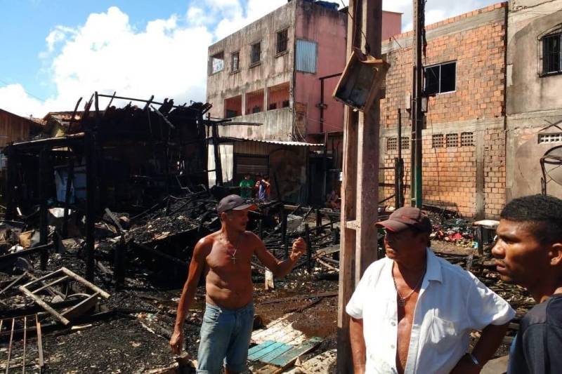 Equipes do Corpo de Bombeiros continuam o trabalho no local do incêndio que ocorreu nesta quinta-feira, 31, na passagem Serrão de Castro, próximo à avenida José Bonifácio, no bairro do Guamá, em Belém.
FOTO: MARCELO LELIS / AG. PARÁ
DATA: 01.06.2018
BELÉM - PARÁ <div class='credito_fotos'>Foto: Marcelo Lelis / Ag. Pará | <a href='/midias/2018/originais/9ed40c4b-9781-4a06-8647-298225ef1046.jpg' download><i class='fa-solid fa-download'></i> Download</a></div>