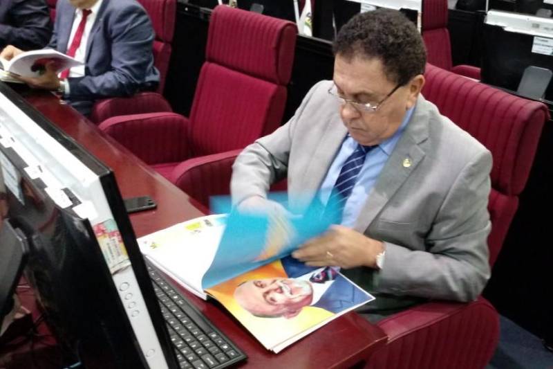 O governador Simão Jatene entregou na manhã desta terça-feira (6), a "Mensagem do Governamental do Pará à Assembleia Legislativa 2018", em sessão especial que abriu os trabalhos da Casa no exercício 2018.
FOTO: ANTONIO SILVA / AG. PARÁ
DATA: 06.02.2018
BELÉM - PARÁ <div class='credito_fotos'>Foto: Antônio Silva/Ag. Pará | <a href='/midias/2018/originais/9edd026b-c23b-4746-836b-2838208600ff.jpg' download><i class='fa-solid fa-download'></i> Download</a></div>