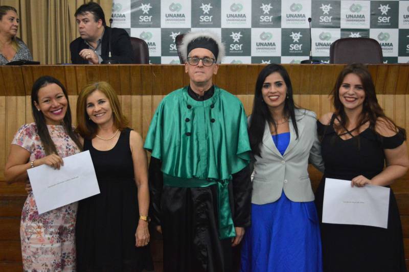O Programa de Residência Multiprofissional e Uniprofissional em Saúde da Universidade do Estado do Pará (Uepa) celebrou a conclusão de curso de 70 profissionais. A solenidade ocorreu na quinta-feira, 15, no auditório Davi Mufarrej da Universidade da Amazônia, em Belém. O programa é conduzido com as seguintes entidades associadas: Fundação Hospital de Clínicas Gaspar Vianna; Hospital Metropolitano de Urgência e Emergência; Hospital Ophir Loyola; Fundação Santa Casa de Misericórdia do Pará e Fundação Centro de Hemoterapia e Hematologia do Pará.
FOTO: RAYANNE BULHÕES / ASCOM UNAMA
DATA: 15.03.2018
BELÉM - PARÁ <div class='credito_fotos'>Foto: RAYANNE BULHÕES / ASCOM UNAMA | <a href='/midias/2018/originais/9edfc026-9de3-42f4-b389-6ddb967b2df1.jpg' download><i class='fa-solid fa-download'></i> Download</a></div>