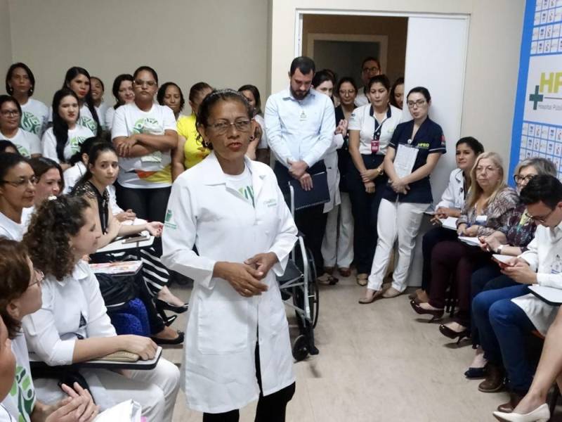 Na última sexta-feira (29/6) o Hospital Público Estadual Galileu (HPEG), em Belém (PA), certificou a quinta turma do curso gratuito de Cuidador de Idosos promovido pela unidade. A capacitação aconteceu no auditório da unidade ao longo de duas semanas, com carga horária de 40h, e capacitou 33 pessoas para o cuidado com idosos. Ao todo, já são mais 160 pessoas formadas nas cinco turmas. Segundo os alunos, um dos diferenciais do curso oferecido pelo Hospital Galileu é que todos os professores do curso fazem parte do corpo clínico do hospital. Na foto, aluna Rosana de Oliveira Alves, de 50 anos.
FOTO: ASCOM / HPEG
DATA: 29.06.2018
BELÉM - PARÁ <div class='credito_fotos'>Foto: ASCOM / HPEG | <a href='/midias/2018/originais/9ee2bf60-c2de-4f34-9c92-303fb9dd816a.jpg' download><i class='fa-solid fa-download'></i> Download</a></div>