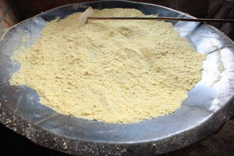 O dia começa cedo para a família do agricultor Adilson dos Santos, 33 anos. Produtores de mandioca da comunidade quilombola Boa Vista do Itá, de Santa Izabel do Pará, região metropolitana de Belém, eles são o retrato de uma tradição que vem se perpetuando por gerações e garantindo na mesa dos paraenses o produto que é a base alimentar do Estado. Do plantio ao beneficiamento, o lavrador herdou do pai a cultura que hoje é a principal fonte de renda da vila, onde vivem cerca de 50 famílias. No Pará, 96% da mandioca produzida vem da agricultura familiar. “Mandioca é pop, mandioca é tudo”, brinca Adilson. Ele está certo. Os produtos derivados da planta são diversos e ajudam a compor alguns dos pratos típicos mais conhecidos da região. Quase onipresente na mesa do paraense, a farinha é, muitas vezes, o alimento principal, nos sete dias da semana. Mas para chegar até as nossas casas, é preciso muito esforço e dedicação, aliado ao emprego de pesquisa e investimentos cada vez maiores do poder público. O conhecimento empírico do homem do campo hoje recebe o apoio de novas tecnologias e técnicas de plantio, que resultam em mais qualidade e produtividade.
FOTO: MÁCIO FERREIRA / AG PARÁ
DATA: 25.02.2018
SANTA IZABEL DO PARÁ
<div class='credito_fotos'>Foto: MÁCIO FERREIRA/ AG. PARÁ | <a href='/midias/2018/originais/9ee4fd8a-410b-4057-af57-034213a194d7.jpg' download><i class='fa-solid fa-download'></i> Download</a></div>