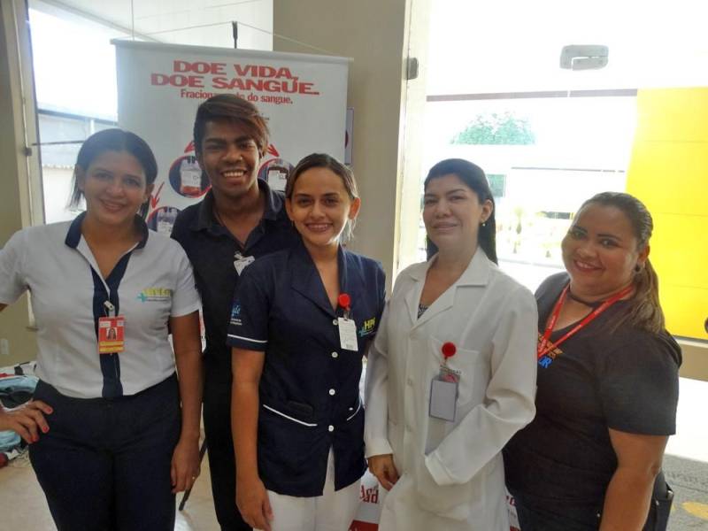 O administrador Arilson Martins Cândido, de 44 anos, já foi doador de sangue, mas confessa nunca ter entendido o verdadeiro sentido daquele gesto, até ele próprio precisar de uma doação. “A gente sempre acha que não vai passar por isso, mas um dia precisa”, disse. Arilson sofreu um acidente de moto, teve fratura exposta na perna esquerda e precisou passar por uma cirurgia em maio deste ano, no Hospital Público Estadual Galileu (HPEG), em Belém. Na época, fez uma campanha na internet para captar doadores de sangue. Ainda em fase de recuperação, o administrador esteve no Hospital Galileu para uma consulta, na segunda-feira (11), e ficou feliz ao ver a sensibilização que acontecia no local para conscientizar usuários e acompanhantes (foto) sobre a importância da doação de sangue. “Às vezes a campanha não chega a todas as pessoas, então aqui é um momento oportuno para fazer esse trabalho, muito importante mesmo”, declarou.

FOTO: ASCOM / HPEG
DATA: 12.06.2018
BELÉM - PARÁ <div class='credito_fotos'>Foto: ASCOM / HPEG   |   <a href='/midias/2018/originais/9ee87cdb-e321-444f-9fe1-9c69d4a3e80d.jpg' download><i class='fa-solid fa-download'></i> Download</a></div>