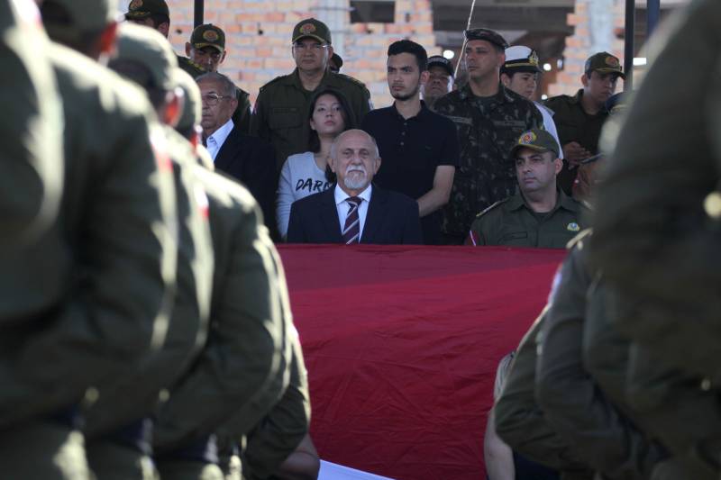 A cerimônia de formatura dos novos praças da Polícia Militar ocorreu na manhã desta segunda-feira (9), simultaneamente, em Belém e outros seis municípios paraenses: Santa Izabel, Castanhal, Barcarena, Capanema, Bragança e Tucuruí. Em Parauapebas, Marabá, Breves, Soure e Conceição do Araguaia, a formatura será celebrada na quinta-feira, dia 12. Na sexta-feira, dia 13, é a vez de Santarém, Altamira, Paragominas e Itaituba. O governador Simão Jatene presidiu a cerimônia de formatura no Portal da Amazônia, bairro da Cidade Velha, em Belém. Milhares de familiares dos formandos lotaram o espaço para entregar aos novos policiais militares seus diplomas de conclusão de curso.
FOTO: CRISTINO MARTINS / AG. PARÁ
DATA: 09.07.2018
BELÉM - PARÁ <div class='credito_fotos'>Foto: Cristino Martins/Ag. Pará | <a href='/midias/2018/originais/9ef46f4e-bb3f-4b01-873c-c647a9d84c06.jpg' download><i class='fa-solid fa-download'></i> Download</a></div>