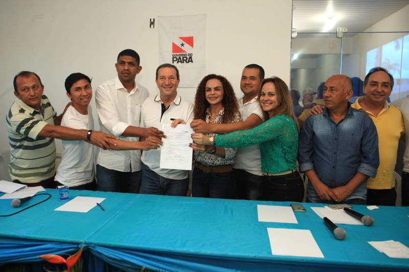 A agenda começou no município de Curuçá, com a assinatura da Ordem de Serviço de pavimentação de 6 km de vias urbanas através do Programa Asfalto na Cidade, um investimento de mais de R$2 milhões que vão beneficiar moradores como os do Bairro Alto. Na cerimônia, que aconteceu na sede da Prefeitura de Curuçá, o prefeito Jefferson Ferreira de Miranda, conhecido como “Tarrafa”, destacou as obras do Governo em seu município.

FOTO: RODOLFO OLIVEIRA / AG. PARÁ
DATA: 14.06.2018
CURUÇÁ - PARÁ <div class='credito_fotos'>Foto: Rodolfo Oliveira/Ag. Pará   |   <a href='/midias/2018/originais/9ef4b709-b62c-41d8-81b3-a9f5c867b6dd.jpg' download><i class='fa-solid fa-download'></i> Download</a></div>