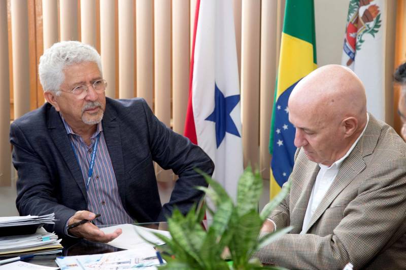 O Instituto Confúcio (IC) da Universidade do Estado do Pará (Uepa) recebeu diretores do Centro Regional de Institutos Confúcio para a América Latina (Crical), no dia 05 de novembro, em Belém. Anualmente, a diretoria elege cinco unidades para conhecer os trabalhos de perto. O IC da Uepa é um dos mais novos em todo o mundo e tem se destacado pela difusão da língua e cultura chinesa para além dos limites da instituição, estendendo-se à comunidade. Durante a visita, eles estiveram reunidos com a gestão superior da Uepa, além dos diretores do IC, Pang Huy e Antônio Silva. O reitor Rubens Cardoso (e) deu as boas vindas ao diretor executivo Roberto Lafontaine (d) e ao subdiretor Sun Xintang. Ele relembrou os 25 anos de história da instituição e pontuou o papel que o Instituto Confúcio tem nessa trajetória.
FOTO: MARCELLO SARMENTO / ASCOM UEPA
DATA: 06.11.2018
BELÉM - PARÁ
<div class='credito_fotos'>Foto: MARCELLO SARMENTO / ASCOM UEPA | <a href='/midias/2018/originais/9ef699e6-9ae2-44bb-9344-8a6e6aef3aec.jpg' download><i class='fa-solid fa-download'></i> Download</a></div>