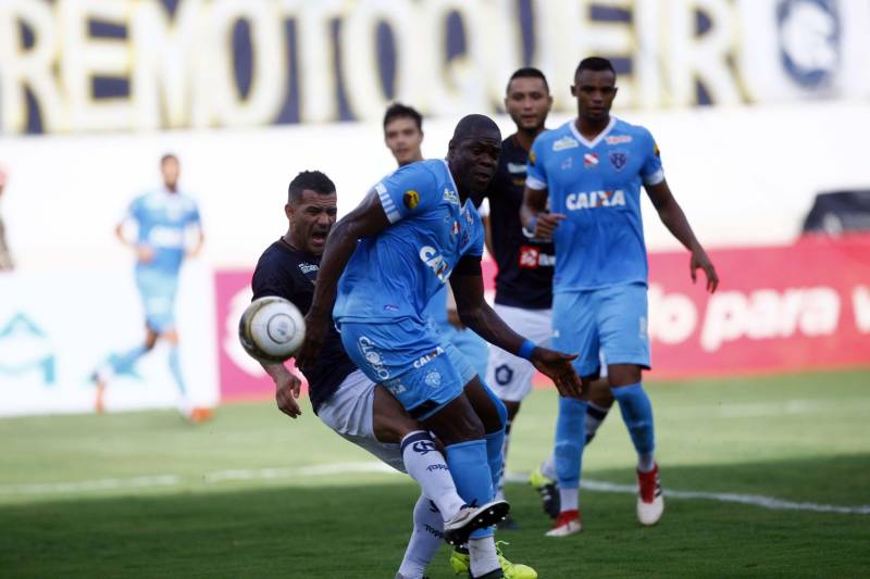 Foram exatos dois meses tentando assistir ao seu primeiro Re x Pa em 2018. Neste domingo, finalmente, a estudante Hendrea Souza convenceu o noivo, Arthur Pantoja, a levá-la ao Estádio Olímpico do Pará, o Mangueirão. E logo numa final. "Só trouxe porque vim no domingo passado e vi algumas mudanças no esquema de segurança", disse Arthur. "Tem mais policiais e a bebedeira em volta do estádio praticamente acabou", afirmou. As mudanças realmente aconteceram a partir do clássico do último dia primeiro e já surtiram efeito. A chamada “Operação Mangueirão” pôs em prática ações de ordenamento no entorno do estádio, com início a partir das 7h30 e encerramento às 20h. A operação determina a delimitação de espaço para atuação de vendedores ambulantes, proibição de veículos com sons automotivos ao redor do estádio e de barracas irregulares, seis pontos de bloqueio e dois para o ingresso de comerciantes e orientações ao público.
FOTO: THIAGO GOMES / AG. PARÁ
DATA: 08.04.2018
BELÉM - PARÁ <div class='credito_fotos'>Foto: Thiago Gomes /Ag. Pará | <a href='/midias/2018/originais/9f020847-c81d-4dd0-9119-61b32a680bdf.jpg' download><i class='fa-solid fa-download'></i> Download</a></div>