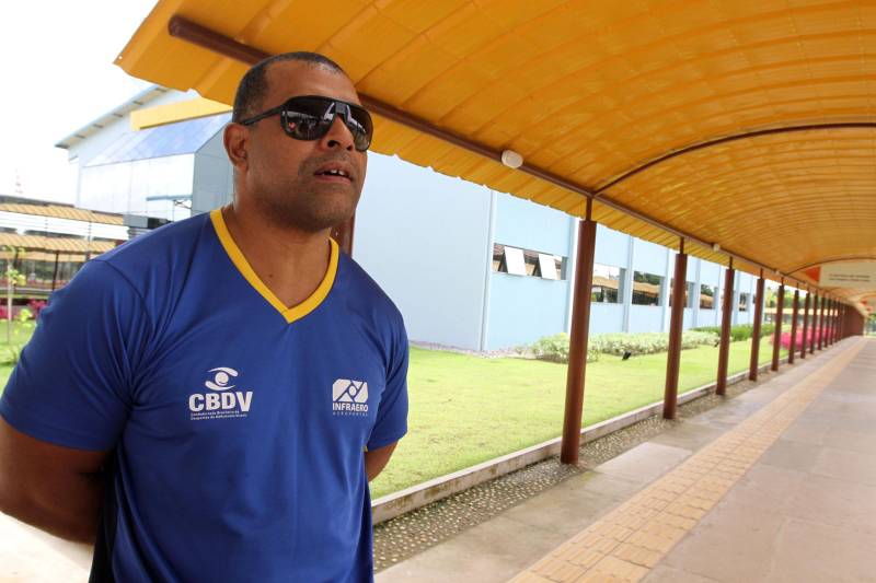 O Centro Integrado de Inclusão e Reabilitação (CIIR), em Belém, recebeu no último sábado (1°) a visita do tetracampeão paralímpico de judô Antônio Tenório. Acompanhado pelo diretor-executivo do Centro, José Neto, de outros diretores e fisioterapeutas, que descreveram a estrutura oferecida à população, o paratleta aprovou os recursos disponíveis no espaço.

FOTO: CRISTINO MARTINS / AG. PARÁ
DATA: 01.12.2018
BELÉM - PARÁ <div class='credito_fotos'>Foto: Cristino Martins/Ag. Pará   |   <a href='/midias/2018/originais/9f03f569-2d12-403a-9316-fe3a2147be3a.jpg' download><i class='fa-solid fa-download'></i> Download</a></div>