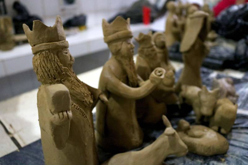 A técnica em massoterapia Edineulza Carvalho, 59 anos, descobriu um novo ofício durante as oficinas de arte que participou no núcleo Curro Velho da Fundação Cultural do Pará (FCP). Ela já fez 18 cursos no local, o mais recente voltado para a produção de presépios em cerâmica. Edineulza produziu dois presépios rústicos (foto) que emana a simbologia do nascimento de Cristo. “Participar das oficinas é uma terapia. A argila também é um material natural que ajuda em todos os sentidos na medicina natural. Hoje produzo minhas bijuterias em cerâmica e ganho um dinheiro extra”, comenta.

FOTO: DIOGO VIANNA / ASCOM FCP
DATA: 03.12.2018
BELÉM - PARÁ <div class='credito_fotos'>Foto: Diogo Vianna/ Ascom FCP   |   <a href='/midias/2018/originais/9f081bd1-5b21-4dca-ae8b-59c1b392ad58.jpg' download><i class='fa-solid fa-download'></i> Download</a></div>