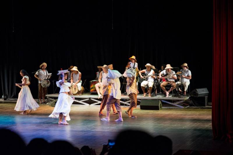 João*, de 17 anos, é natural de Bragança, nordeste do Pará. Há sete meses cumpre medida socioeducativa em uma unidade de internação do Estado após cometer um ato infracional no município onde reside. Mas na manhã desta terça-feira (5), em Belém, pôde vivenciar uma experiência inédita: participou de um espetáculo de teatro (foto) diante de dezenas de pessoas que se reuniram no Teatro Margarida Schivasappa, ao lado de outros 30 adolescentes e jovens privados de liberdade. Uma iniciativa pioneira no país que busca promover a ressocialização por meio da arte, fruto das atividades e oficinas pedagógicas realizadas dentro de espaços gerenciados pela Fundação de Atendimento Socioeducativo do Pará (Fasepa). “Eu nunca tinha vindo em um teatro e isso ficará marcado em mim”, disse o socioeducando. Tímido, ele revelou a vontade de deixar para trás os erros cometidos e seguir um futuro completamente novo, com os primeiros passos sendo dados hoje. “Isso despertou algo dentro de mim, pensar na minha vida e em sair do mundo das drogas. Quem sabe me tornar um ator?” divagou.

FOTO: FERNANDO SETTE / ASCOM IOE
DATA: 05.06.2018
BELÉM - PARÁ <div class='credito_fotos'>Foto: FERNANDO SETTE CÂMARA / ASCOM IOE   |   <a href='/midias/2018/originais/9f0c6adf-a884-4290-a76b-0c16ffb03501.jpg' download><i class='fa-solid fa-download'></i> Download</a></div>