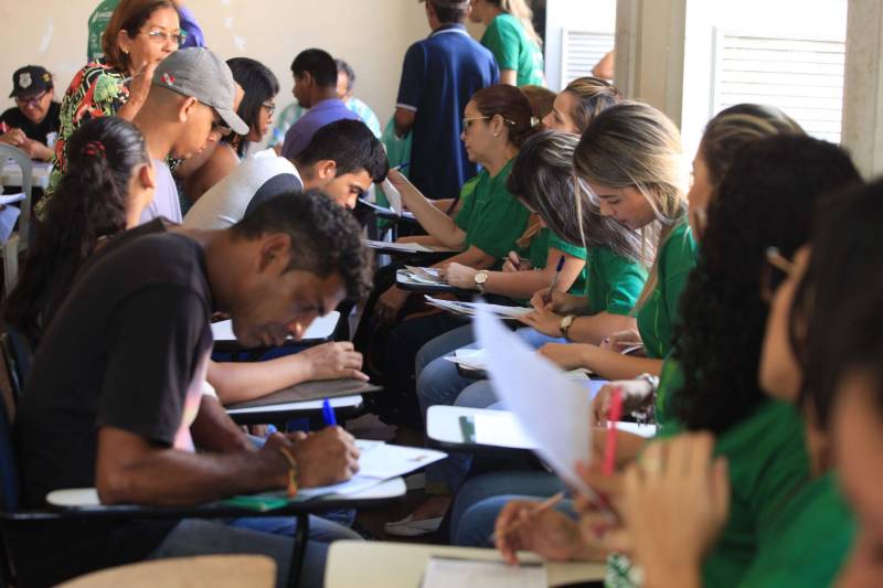 Com o mote “Defensoras e Defensores Públicos pelo direito à documentação pessoal: onde existem pessoas, nós enxergamos cidadãos", a Associação Nacional dos Defensores Públicos (Anadep) lançou, pela primeira vez, a Campanha Nacional na Região Norte. Este ano, a campanha tem por objetivo mostrar à sociedade que a Defensoria Pública pode ajudar o cidadão a obter e/ou retificar a documentação básica. O Mercado Francisco Bolonha, localizado no Complexo Mercado Ver-O-Peso, foi o local escolhido para sediar o evento, nesta sexta-feira (4). Na ocasião, houve um grande mutirão de atendimento ao público (foto), com orientação jurídica e esclarecimento de dúvidas para cerca de 800 cidadãos paraenses. A iniciativa teve o apoio da Defensoria Pública do Estado do Pará, da Associação dos Defensores Públicos do Pará (Adpep-PA) e do Colégio Nacional de Defensores Gerais (Condege).
FOTO: RODOLFO OLIVEIRA / AG. PARÁ
DATA: 04.05.2018
BELÉM - PARÁ <div class='credito_fotos'>Foto: Rodolfo Oliveira/Ag. Pará | <a href='/midias/2018/originais/9f0cc85b-4821-4880-bb6e-29e5242f4477.jpg' download><i class='fa-solid fa-download'></i> Download</a></div>