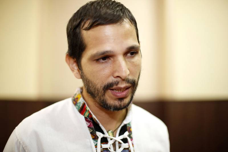 Proposta abre novos horizontes para as 39 famílias do povo Warao, refugiados da Venezuela, que estão em Belém desde outubro de 2017. O Projeto Kuarika Nakuri, que significa “Vamos em Frente” na língua warao, foi construído com os próprios indígenas, por uma comissão interinstitucional requisitada pelo Ministério Público Federal para atender as necessidades dos imigrantes. O Grupo de Trabalho de Educação foi coordenado pela Universidade do Estado do Pará (Uepa), por meio do Núcleo de Formação Indígena (Nufi), e teve a participação de órgãos da esfera estadual, municipal e da sociedade civil. O vínculo de confiança com a comunidade foi fortalecido com a ajuda do venezuelano José G. Albarrán Lopez (foto), que atuou inicialmente como intérprete junto à Secretaria de Estado de Assistência Social, Trabalho, Emprego e Renda (Seaster). 

FOTO: NAILANA THIELY / ASCOM UEPA
25.05.2018
BELÉM - PARÁ <div class='credito_fotos'>Foto: Nailana Thiely / Ascom Uepa   |   <a href='/midias/2018/originais/9f1052b2-5220-4bc7-b267-29850a23858a.jpg' download><i class='fa-solid fa-download'></i> Download</a></div>