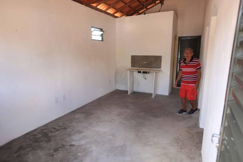 A Cohab entregou hoje(07) mais 30 unidades habitacionais do Projeto Taboquinha, em Icoaraci, que contempla a construção de moradias e infraestrutura urbana, incluindo a recuperação ambiental em torno do Igarapé Tabocão, propiciando a retomada das atividades dos pescadores da área. O projeto prevê ainda a entrega de mais 20 unidades habitacionais, o que deverá ocorrer em 2019. Seu Luís França (camisa listrada), de 85 anos, foi um dos primeiros a chegar para a entrega das unidades habitacionais do Taboquinha. Ele ficou emocionado ao receber as chaves de sua nova casa. "Hoje é um dia de alegria pra mim, agradeço a todos que trabalharam nesse projeto, pra dar essa casa para nós", disse o idoso que irá morar com a filha no novo endereço.

FOTO: SIDNEY OLIVEIRA / AG. PARÁ
DATA: 07.12.2018
ICOARACI - PARÁ <div class='credito_fotos'>Foto: Sidney Oliveira/Ag. Pará   |   <a href='/midias/2018/originais/9f1fe1f8-aad5-4f4e-9498-e8e82f5bafa6.jpg' download><i class='fa-solid fa-download'></i> Download</a></div>