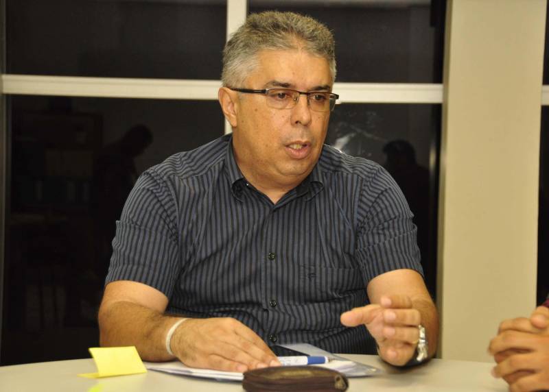 A Secretaria de Estado de Saúde Pública (Sespa) reuniu-se nesta sexta-feira, 18, com o prefeito José Delcicley Vieira e a secretária de Saúde de Melgaço, Vera Rodrigues, para discutir ações estratégicas de prevenção e investigação contra o vírus da raiva humana no município. Ficou acertado que a Sespa fará um convênio para o custeio mensal de R$ 90 mil que será disponibilizado por seis meses ao município. As ações se concentram em localidades ao longo do rio Laguna, cerca de 70 km da sede de Melgaço, onde residem aproximadamente 3.000 pessoas. Foram traçadas algumas metas, entre elas o aumento da cobertura vacinal, que é uma das prioridades. “Estamos intensificando as ações para conter o vírus nesse local especificamente de risco. Futuramente vamos expandir a vacinação para outras localidades, caso necessário, sempre em conjunto com o município”, informou o diretor do Departamento de Epidemiologia da Sespa, Amiraldo Pinheiro (foto).
FOTO: JOSÉ PANTOJA / ASCOM SESPA
DATA: 18.05.2018
MELGAÇO - PARÁ <div class='credito_fotos'>Foto: José Pantoja / Ascom Sespa | <a href='/midias/2018/originais/9f20a2b2-db1b-4a6d-825e-8c87f155a419.jpg' download><i class='fa-solid fa-download'></i> Download</a></div>