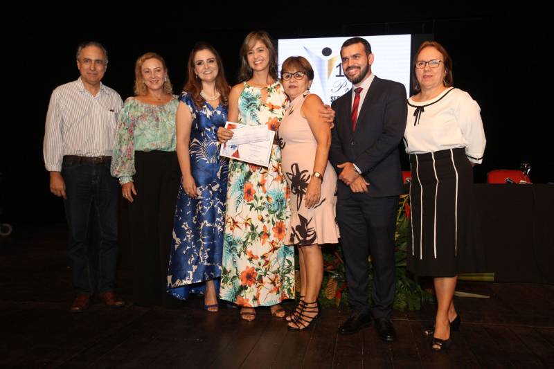 A servidora pública estadual Terezinha Medeiros, 61 anos, que trabalha há 33 na Fundação Santa Casa de Misericórdia do Pará foi a sorteada entre 53 servidores para receber o Prêmio de Servidor Nota 10 de 2018. Ela representa os 107 mil servidores que fazem parte do quadro do Governo do Pará. A premiação aconteceu durante cerimônia realizada na noite desta terça-feira (6), no Teatro Margarida Schivasappa (Centur). Esta foi a 11ª edição do Prêmio Servidor Nota 10.
FOTO: CARLOS SODRÉ / AG. PARÁ
DATA: 06.11.2018
BELÉM - PARÁ <div class='credito_fotos'>Foto: CARLOS SODRÉ / AG. PARÁ | <a href='/midias/2018/originais/9f290f7e-2e03-4f23-b077-3e38c52f67a9.jpg' download><i class='fa-solid fa-download'></i> Download</a></div>