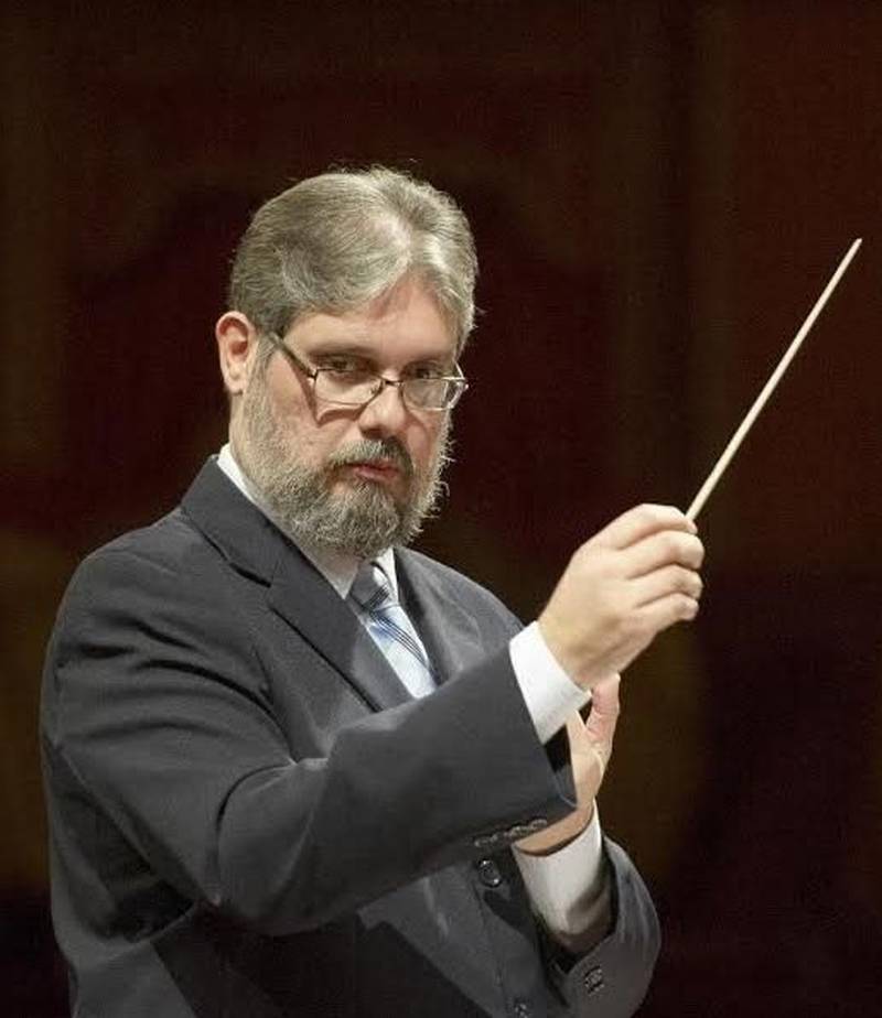 O Governo do Pará por meio da Fundação Carlos Gomes apresenta, na sexta-feira (4) de maio, às 20h, no Theatro da Paz, o Concerto de Encerramento do Projeto Orquestra, voltado para o desenvolvimento artístico de jovens músicos paraenses. A apresentação é gratuita com ingressos disponíveis na bilheteria do teatro no dia do concerto, a partir de 9h da manhã e também pela internet no www.ticketfacil.com.br pagando uma taxa de conveniência no valor de R$ 2 por ingresso. Desenvolvido em 2004 pela FCG, o Projeto Orquestra se caracteriza por ser de estudos avançados na área orquestral e por ter como principais objetivos a educação musical, a capacitação e o aprimoramento técnico de jovens instrumentistas. Neste módulo, 80 vagas foram ofertadas e os alunos foram selecionados para participar das aulas de prática de orquestra e de um seminário de regência com o maestro André Cardoso (foto), professor de regência e prática de orquestra da Universidade Federal do Rio de Janeiro (UFRJ), e com a violinista Ana de Oliveira, atual spalla da Orquestra Sinfônica Nacional. O projeto recebeu inscrições de estudantes do curso de bacharelado em música, do curso técnico em instrumentos musicais orquestrais do IECG e também alunos de outros cursos técnicos ou superiores das instituições de ensino da música no estado.
FOTO: ASCOM / FCG
DATA: 03.05.2018
BELÉM - PARÁ <div class='credito_fotos'>Foto: ASCOM FCG | <a href='/midias/2018/originais/9f2d5967-f963-44e0-9284-8162daecedb9.jpg' download><i class='fa-solid fa-download'></i> Download</a></div>