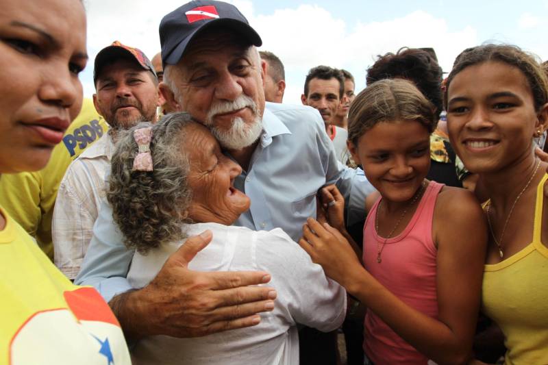 O governador Simão Jatene (foto) participou da cerimônia de titulação coletiva de terra da comunidade Muruteuazinho, área quilombola em Santa Luzia do Pará, onde vivem 38 famílias remanescentes de quilombo.
FOTO: CRISTINO MARTINS / ARQUIVO AG. PARÁ
DATA: 22.11.2014
SANTA LUZIA DO PARÁ - PARÁ <div class='credito_fotos'>Foto: Cristino Martins/Ag. Pará | <a href='/midias/2018/originais/9f344c92-de80-4340-99d4-09ce147d065d.jpg' download><i class='fa-solid fa-download'></i> Download</a></div>