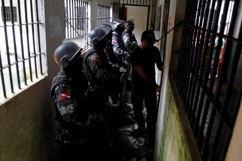 As revistas gerais nos presídios de todo o Pará foram intensificadas para reforçar a segurança durante o feriado prolongado da Semana Santa. A Superintendência do Sistema Penitenciário do Estado (Susipe) iniciou no dia 27, a Operação Sentinela do Norte, em parceria com a Polícia Militar (PM), de forma simultânea, nas 46 unidades prisionais da Região Metropolitana de Belém (RMB) e interior.
FOTO: AKIRA ONUMA / ASCOM SUSIPE
DATA: 28.03.2018
SANTA IZABEL DO PARÁ - PARÁ <div class='credito_fotos'>Foto: Akira Onuma / Ascom Susipe | <a href='/midias/2018/originais/9f39d054-bf1a-4e14-a60b-d94fbd0a7dd5.jpg' download><i class='fa-solid fa-download'></i> Download</a></div>