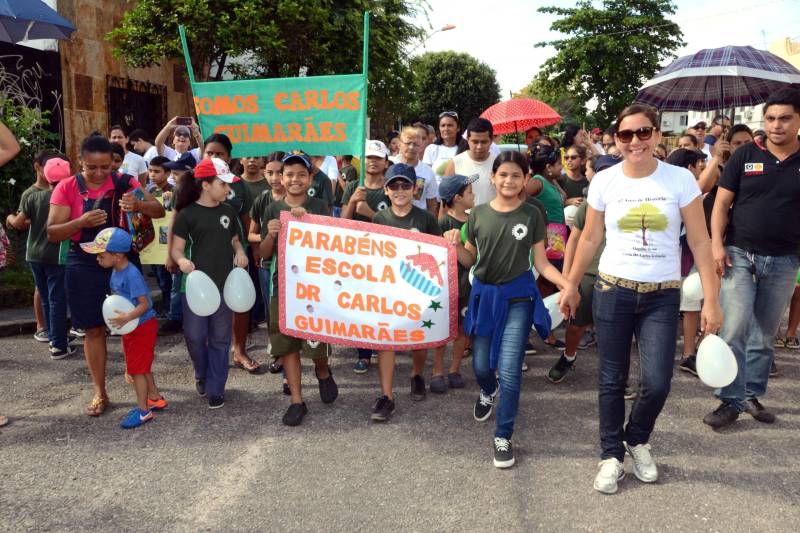 A Escola Estadual de Ensino Fundamental Doutor Carlos Guimarães, no bairro da Marambaia, em Belém, comemorou 47 anos de fundação, nesta quarta-feira (28), com uma programação festiva que reuniu escola e comunidade. Logo cedo, familiares acompanharam a caminhada de alunos e professores pelas ruas do entorno da escola. O tema escolhido para as comemorações foi “Paz e Amor ao Próximo”. A programação contou com a apresentação da Banda da Polícia Militar (PM), animando a criançada com músicas com temáticas infantis.
FOTO: ELISEU DIAS / ASCOM SEDUC
DATA: 28.03.2018
BELÉM - PARÁ <div class='credito_fotos'>Foto: Eliseu Dias/Ag. Pará | <a href='/midias/2018/originais/9f42066f-911d-4803-8497-da40fc71c73f.jpg' download><i class='fa-solid fa-download'></i> Download</a></div>