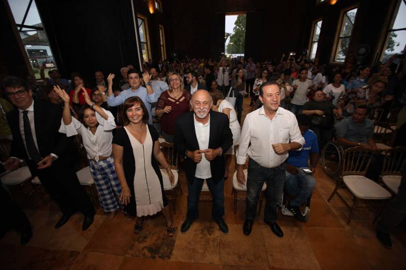 Um espaço moderno, com atendimento de alta qualidade. Assim é o Centro Integrado de Inclusão e Reabilitação (CIIR), inaugurado pelo Governo do Estado na tarde desta quarta-feira (30). O centro integra vários serviços em um único local. Da assistência médica, odontológica, passando pela reabilitação, capacitação, oficinas para produção de próteses e serviço de apoio e diagnósticos em crianças, jovens e adultos com deficiência no Estado do Pará. Localizado na rodovia Arthur Bernardes, em Belém, às margens da Baía do Guajará, o Centro Integrado é o primeiro na região Norte e fica em uma área total de mais de 40 mil metros quadrados. A obra foi iniciada em março de 2014 e está orçada em mais de R$ 32 milhões, recursos do tesouro estadual. O CIIR faz parte das ações previstas pelo Governo do Estado ampliando os serviços já oferecidos pela Secretaria de Estado de Saúde Pública (Sespa). 

FOTO: ANTÔNIO SILVA / AG. PARÁ 
DATA: 30.05.2018 
BELÉM - PARÁ <div class='credito_fotos'>Foto: Antônio Silva/Ag. Pará   |   <a href='/midias/2018/originais/9f43ebaa-6bd9-4d3d-93bc-9e5019ed1f28.jpg' download><i class='fa-solid fa-download'></i> Download</a></div>