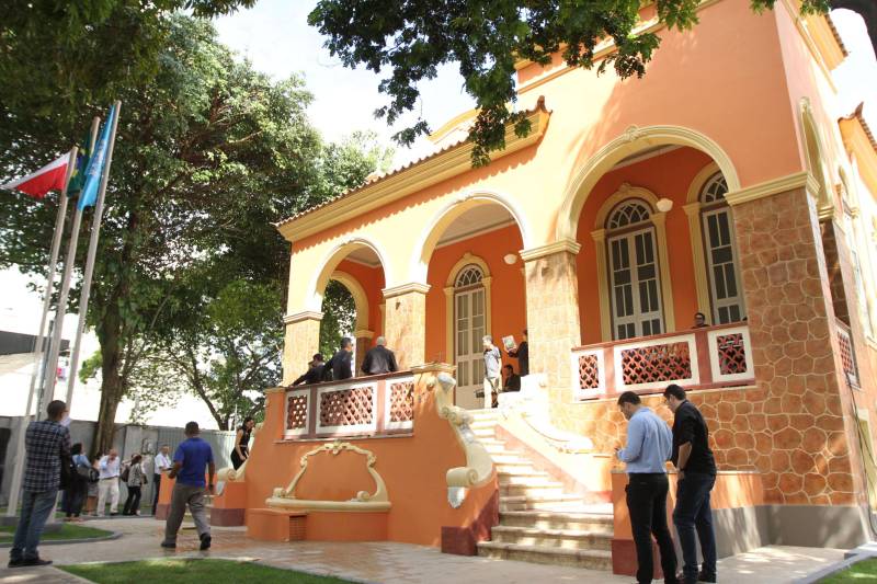 “Que esse espaço seja marcado pela neutralidade, não pela indiferença, mas por abrigar todas as diferenças”. Com essa frase, o governador Simão Jatene inaugurou nesta quinta-feira, 20, o Escritório (foto) Compartilhado da Agência das Nações Unidas (ONU) no Estado do Pará, o primeiro no Norte do País, o terceiro em território nacional. “Que as decisões tomadas aqui, a partir de Belém, de forma democrática, alcancem toda a cidade, ultrapassem os limites do estado e depois o mundo”, disse o governador. O Escritório Compartilhado da Agência das Nações Unidas (ONU) no Estado do Pará está abrigado em um prédio cedido pelo Governo do Estado, na Avenida Nazaré, no centro de Belém. Nele, funcionarão inicialmente os escritórios de representação do Programa das Nações Unidas para o Desenvolvimento (Pnud) e do Fundo das Nações Unidas para a Infância (Unicef).

FOTO: CRISTINO MARTINS / AG. PARÁ
DATA: 20.12.2018
BELÉM - PARÁ <div class='credito_fotos'>Foto: Cristino Martins/Ag. Pará   |   <a href='/midias/2018/originais/9f444a90-30bc-4f61-b743-55b5b50a76d5.jpg' download><i class='fa-solid fa-download'></i> Download</a></div>