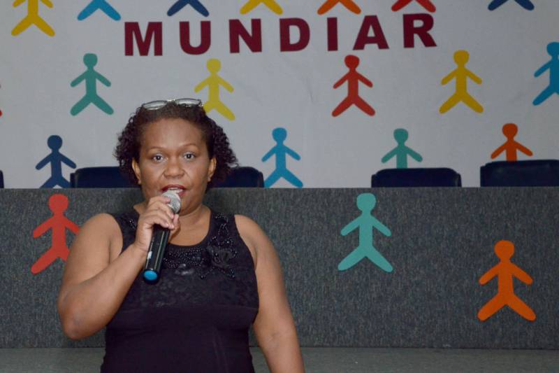 Os desafios para as relações étnico-raciais no ambiente escolar foi o tema da palestra ministrada pela professora Creusa Trindade (foto), coordenadora da Promoção da Igualdade Racial da Secretaria de Estado de Educação (Seduc), no segundo dia da I Jornada Pedagógica do Projeto Mundiar, que começou na terça-feira (13) e prosseguiu nesta quarta-feira (14), no auditório Ismael Nery, no Centur, em Belém.
FOTO: ELISEU DIAS / ASCOM SEDUC
DATA: 14.03.2018
BELÉM - PARÁ <div class='credito_fotos'>Foto: Eliseu Dias / Ascom Seduc | <a href='/midias/2018/originais/9f457239-9c46-4e81-93c0-0ea14e3a45b6.jpg' download><i class='fa-solid fa-download'></i> Download</a></div>
