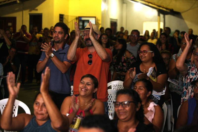 O município de São Francisco do Pará recebeu, neste sábado (30), uma ordem de serviço para o asfaltamento de 5 quilômetros de suas ruas, um investimento de quase R$ 2 milhões. A ação é uma realização do Governo do Estado, por meio da Secretaria de Estado de Desenvolvimento Urbano e Obras Públicas (Sedop), e tem a parceria da Assembleia Legislativa do Estado (Alepa) e da prefeitura do município beneficiado. O evento de entrega ocorreu de 18h às 20h, no Centro de Referência e Assistência Social (Cras) da cidade. A iniciativa faz parte de uma ação maior, já realizada em Viseu, Augusto Corrêa, Tracuateua, Bonito, Floresta do Araguaia, Curionópolis, São João da Ponta, Curuçá, Terra Alta, Sapucaia, Redenção, Capanema, Bragança, São Domingos do Capim e outros municípios. Nos 14 municípios citados, foram destinados mais de R$ 42 milhões para a pavimentação asfáltica em cerca de 95 quilômetros.
FOTO: SIDNEY OLIVEIRA / AG. PARÁ
DATA: 30.06.2018
SÃO FRANCISCO - PARÁ <div class='credito_fotos'>Foto: Sidney Oliveira/Ag. Pará | <a href='/midias/2018/originais/9f49f9b3-f436-4009-bb8e-22c179bf5c3b.jpg' download><i class='fa-solid fa-download'></i> Download</a></div>