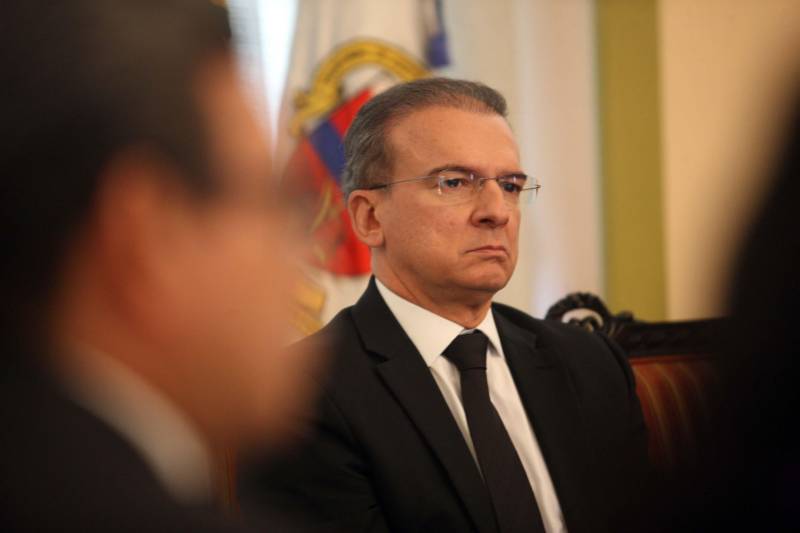 Um acordo de cooperação técnica para agilizar as ações de cobrança de títulos da dívida ativa, ajuizados ou não, foi celebrado nesta terça-feira, 26, entre o Tribunal de Justiça do Estado (TJPA), Governo do Pará, União, Prefeitura de Belém e o Instituto de Estudos de Protesto de Títulos do Brasil, seção Pará. O acordo foi firmado na sede do TJPA. O acordo de cooperação técnica foi firmado com base na Lei nº 9.492/1997, que estabelece o protesto como ato formal e solene, pelo qual se prova a inadimplência e o descumprimento de obrigação originada em títulos e outros documentos em dívida, e à inexistência de disposições legais que vedem à utilização do serviço de protesto de títulos pelas entidades da administração pública; e observa as decisões do Conselho Nacional de Justiça (CNJ), que estabelecem a validade do protesto dos títulos, denominados certidões da dívida ativa, bem como atende meta do CNJ, de desjudicialização de ações, estimulando o protesto de títulos executados ou não. Na foto, o procurador Geral do Estado, Ophir Cavalcante Júnior.
FOTO: MARCELO LELIS / AG. PARÁ
DATA: 26.06.2018
BELÉM - PARÁ <div class='credito_fotos'>Foto: Marcelo Lelis / Ag. Pará | <a href='/midias/2018/originais/9f4d874b-12ac-497b-ae1b-1b62edf42168.jpg' download><i class='fa-solid fa-download'></i> Download</a></div>