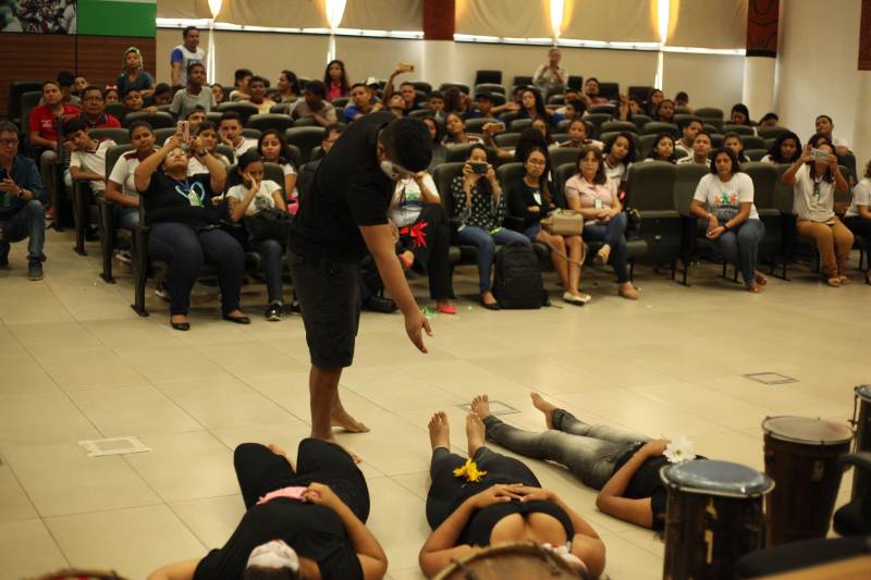 A culminância do Projeto Direitos Humanos em Cena e do Programa Trabalho Justiça e Cidadania (TJC), desenvolvidos com alunos da rede pública de ensino de Belém, ocorreu na manhã desta terça-feira (20). As ações são realizadas pelo Governo do Pará, por meio da Secretaria de Estado de Justiça e Diretos Humanos (Sejudh)/Coordenadoria de Enfrentamento ao Tráfico de Pessoas e ao Trabalho Escravo, em parceria com o Tribunal de Justiça do Pará e Associação dos Magistrados da Justiça do Trabalho (Amatra 8).
FOTO: WAGNER ALMEIDA / ASCOM SEJUDH
DATA: 20.11.2018
BELÉM - PARÁ
<div class='credito_fotos'>Foto: Wagner Almeida/ Ascom Sejudh | <a href='/midias/2018/originais/9f599af2-2cfb-436c-9526-e65acdb6097d.jpg' download><i class='fa-solid fa-download'></i> Download</a></div>