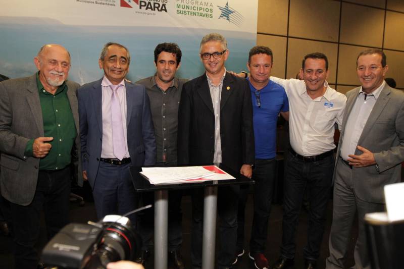 O primeiro dia do Fórum Permanente de Prefeitas e Prefeitos dos Municípios Sustentáveis contou com a participação de 85 prefeitos , 17 vices e 21 secretários municipais dos 141 municípios manifestaram interesse em adotar as diretrizes do programa. Para o governador Simão Jatene, esta grande participação simboliza a união de agentes públicos que colocaram os interesses coletivos acima dos interesses individuais para construir um estado melhor para todos. Com o tema “Gestão Compartilhada”, o evento traz as experiências e os desdobramentos das agendas governamentais que foram planejadas em parceria com as gestões municipais. Através da Secretaria Extraordinária de Municípios Sustentáveis (Semsu) Governo do Pará, por meio da Semsu, investe na capacitação dos municípios para a promoção de uma gestão fiscal eficiente. Para Izabela Jatene, este primeiro dia serviu para sinalizar o quanto os gestores estão preocupados com o equilíbrio da questão fiscal dos municípios e em desenvolver uma governança compartilhada para desenvolver seus municípios.
FOTO: CRISTINO MARTINS / AG. PARÁ
DATA: 07.02.2018
BELÉM - PARÁ <div class='credito_fotos'>Foto: Cristino Martins/Ag. Pará | <a href='/midias/2018/originais/9f5b8d45-b465-4f1b-b13e-b072f59df528.jpg' download><i class='fa-solid fa-download'></i> Download</a></div>