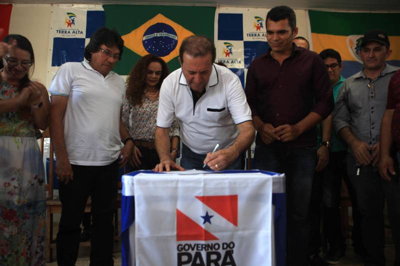 A agenda no município de Terra Alta também foi referente ao Programa Asfalto na Cidade. A Ordem de Serviço para a pavimentação de 4 km de vias urbanas foi assinada na cerimônia realizada no Auditório Municipal. O presidente da Assembleia Legislativa do Pará (Alepa), Márcio Miranda (foto), foi um dos parlamentares que acompanhou a agenda governamental na região. 

FOTO: RODOLFO OLIVEIRA / AG. PARÁ
DATA: 13.06.2018
TERRA ALTA - PARÁ <div class='credito_fotos'>Foto: Rodolfo Oliveira/Ag. Pará   |   <a href='/midias/2018/originais/9f5d9c62-3006-4439-a401-416ab656277f.jpg' download><i class='fa-solid fa-download'></i> Download</a></div>