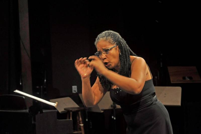 O Coro Carlos Gomes (foto) promove concerto especial para comemorar o 23° aniversário na sexta-feira (29), às 20h, no prédio do Museu do Estado do Pará (MEP). A apresentação tem entrada franca. O repertório com músicas de J.Brahms, do brasileiro João Guilherme Ripper e também do norte americano Randall Thompson, além de outros compositores que se destacaram na música para essas formações musicais, será o mesmo que foi apresentado durante o concerto que o Coro realizou na programação do XXXI Festival Internacional de Música do Pará, que aconteceu no início do mês em Belém. Na foto, a maestrina cubana Maria Antonia Jimenez.
FOTO: WALDA MARQUES / ASCOM FCG
DATA: 28.06.2018
BELÉM - PARÁ
<div class='credito_fotos'>Foto: WALDA MARQUES / ASCOM FCG | <a href='/midias/2018/originais/9f65200a-8128-4030-aa9c-9bada8a76865.jpg' download><i class='fa-solid fa-download'></i> Download</a></div>