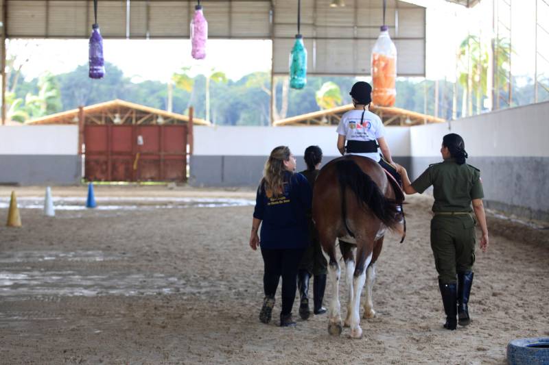 “Quando recebi a indicação de terapeutas e médicos de que meu filho autista deveria fazer equoterapia, não imaginava que conquistaríamos resultados tão maravilhosos, que ele começaria a interagir, perder o medo dos animais, melhorar a postura e ter mais autonomia”. O depoimento emocionado é de Isabel Melo, mãe de João Vitor, de 10 anos (foto), paciente do Programa de Equoterapia, realizado pela Polícia Militar do Pará.
FOTO: MÁCIO FERREIRA / AG. PARÁ
DATA: 02.04.2018
BELÉM - PARÁ <div class='credito_fotos'>Foto: MÁCIO FERREIRA/ AG. PARÁ | <a href='/midias/2018/originais/9f6ac978-0d95-46a7-9726-2a4383e34cab.jpg' download><i class='fa-solid fa-download'></i> Download</a></div>