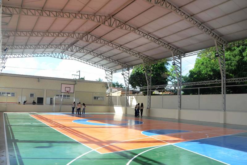 Em companhia da viúva do ex-governador Alacid Nunes, Marilda de Figueiredo Nunes, a secretária de Estado de Educação, Ana Claudia Serruya Hage, entregou nesta sexta-feira (28) as obras da reconstrução da Escola Estadual de Ensino Fundamental Marilda Nunes (foto), no bairro do Benguí, em Belém. A escola, localizada na Passagem Maciel com a Passagem Bom Jesus, volta a funcionar em novas instalações, incluindo uma quadra poliesportiva coberta. “Eu fico muito feliz em verificar o zelo com que a Seduc, na pessoa da secretária Ana Claudia Hage e sua equipe, trata a escola que originalmente era uma creche para atender à comunidade do Benguí. Será de grande serventia para a formação dos estudantes aqui do bairro”, afirmou Marilda Nunes, ao lado da irmã, Maria do Carmo Riodades, e do filho Hildegardo Nunes, atual secretário de Estado de Desenvolvimento Econômico, Mineração e Energia. A creche foi instalada no local no Governo Alacid Nunes.

FOTO: RAI PONTES / ASCOM SEDUC
DATA: 28.12.2018
BELÉM - PARÁ <div class='credito_fotos'>Foto: Rai Pontes/Ascom Seduc   |   <a href='/midias/2018/originais/9f6cd541-58de-4fd1-b474-90e9ddaaca61.jpg' download><i class='fa-solid fa-download'></i> Download</a></div>