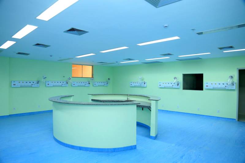 O novo Hospital Santa Rosa, no município de Abaetetuba, no nordeste do Pará, está pronto e será entregue pelo governo do Estado à Prefeitura, na primeira quinzena do mês de dezembro.

FOTO: MÁCIO FERREIRA / AG. PARÁ
DATA: 29.11.2018
ABAETETUBA - PARÁ <div class='credito_fotos'>Foto: MÁCIO FERREIRA/ AG. PARÁ   |   <a href='/midias/2018/originais/9f6ddce8-03bc-4759-812e-de831b2148cc.jpg' download><i class='fa-solid fa-download'></i> Download</a></div>