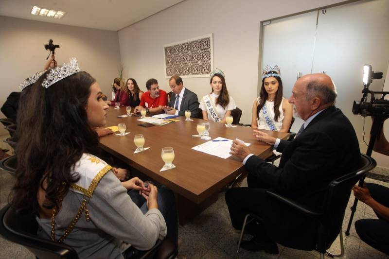 Há seis anos, o combate à hanseníase é a causa escolhida pela organização do Concurso Miss Mundo para ser trabalhada pelas eleitas no certame de beleza. A atual dona da coroa, a indiana Manushi Chhillar, e a atual Miss Brasil Mundo, Gabrielle Vilela, foram recebidas na manhã desta sexta-feira (20), em agenda institucional, pelo governador Simão Jatene (foto) e o secretário de Estado de Saúde Pública, Vitor Mateus. A comitiva está em Belém para a promoção de ações sociais de combate à doença. O encontro ocorreu no Palácio do Governo, na capital paraense. A programação do “Beleza com Propósito” no Brasil integra encontros com governantes e autoridades de outros Estados da Federação. Durante a semana, a comitiva foi recebida em São Paulo, no Palácio dos Bandeirantes, onde deu início à campanha do agasalho. Também foi a Brasília apoiar a Associação de Pais e Amigos dos Excepcionais do Distrito Federal (Apae-DF), sendo recebida pelo governador do Distrito Federal, Rodrigo Rollemberg.
FOTO: SIDNEY OLIVEIRA / AG. PARÁ
DATA: 20.04.2018
BELÉM - PARÁ <div class='credito_fotos'>Foto: Sidney Oliveira/Ag. Pará | <a href='/midias/2018/originais/9f7d54e3-9edc-4fbf-8ce4-2c2c7bdba7d8.jpg' download><i class='fa-solid fa-download'></i> Download</a></div>
