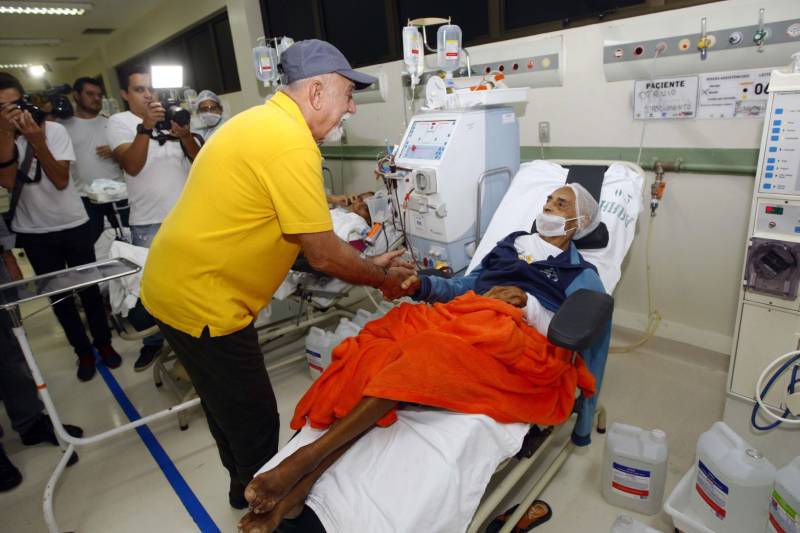 O Hospital Regional do Baixo Amazonas, em Santarém, vai se tornar o maior centro integrado de nefrologia do Norte do Brasil. Com a expansão do serviço de hemodiálise, autorizada pelo governador Simão Jatene neste sábado (10), a unidade, que já é referência nesse atendimento em todo o oeste do Pará, vai praticamente triplicar o número de máquinas e zerar a fila de pacientes na região. O investimento chega a R$ 10 milhões, em obras e equipamentos, e segue a política do governo do Estado de descentralizar a assistência de média e alta complexidade para o interior. “Vamos passar dos 200 pacientes que hoje atendemos mensalmente para 420, dobrando a capacidade de atendimento especializado. Serão cerca de 2,5 mil sessões a mais de hemodiálise por mês. Além disso, começaremos a fazer captação de rins de doadores falecidos, um novo serviço que se acopla aos transplantes que já fazemos no hospital. A ampliação, portanto, é a solução definitiva para o atendimento dessa demanda”, explicou o diretor geral do Hospital Regional de Santarém, Hebert Moreschi. Esta semana, informou, a unidade fez o 16º transplante de rim. Ao chegar ao hospital para assinar a ordem de serviço que autoriza o início das obras, Jatene viu o projeto de expansão e visitou o centro de hemodiálise, onde conheceu mais sobre o serviço e conversou com pacientes. “O ideal, é claro, seria que pudéssemos evitar, ainda na atenção básica, que pacientes diabéticos, por exemplo, se tornassem renais crônicos, mas como isso ainda não ocorre, existe esse serviço aqui para amenizar o sofrimento de quem precisa de uma máquina de hemodiálise para sobreviver”, afirmou o governador.
FOTO: THIAGO GOMES / AG PARÁ
10.03.2018
SANTARÉM - PARÁ <div class='credito_fotos'>Foto: Thiago Gomes /Ag. Pará | <a href='/midias/2018/originais/9f7e0bab-3b5c-4921-9d99-53d3bf432f57.jpg' download><i class='fa-solid fa-download'></i> Download</a></div>