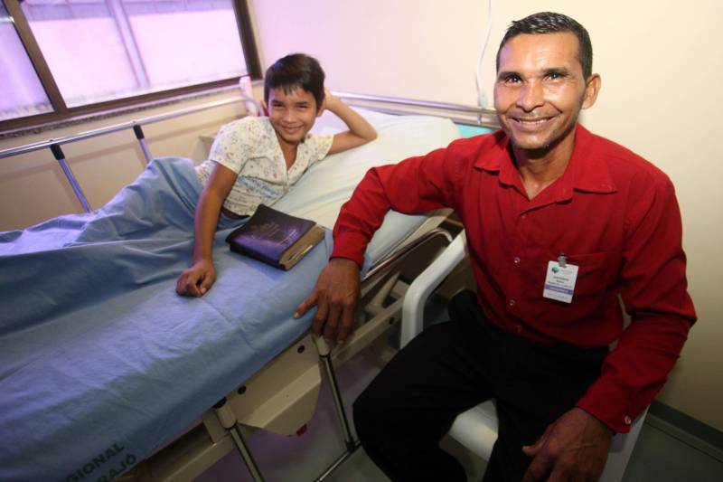 A resolutividade e segurança do paciente oferecida pelo hospital foi aprovada pelo lavrador Jeremias Pereira Gonçalves, 45, natural de Portel (distante três horas de barco de Breves), de onde seu filho Zinrã da Silva Gonçalves, 11, foi transferido para uma cirurgia no fêmur. “O atendimento está sendo ótimo e nós sentimos muita segurança pela assistência recebida. Agora tudo vai dar certo e meu filho vai voltar a ter sua vida normal”, disse o pai.
FOTO: MARCELO LELIS / AG. PARÁ
DATA: 26.06.2018
BREVES - PARÁ <div class='credito_fotos'>Foto: Marcelo Lelis / Ag. Pará | <a href='/midias/2018/originais/9f83c62d-5555-4257-81e2-9ba16cf0e875.jpg' download><i class='fa-solid fa-download'></i> Download</a></div>