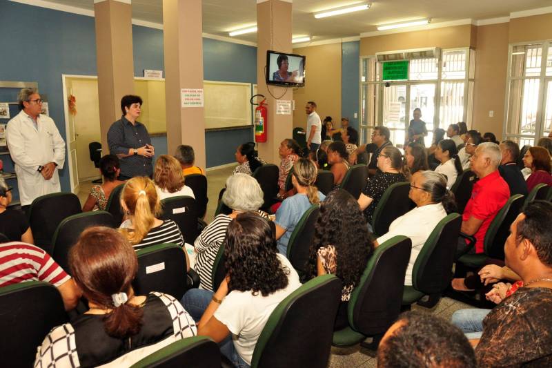 Instalado na Avenida Presidente Vargas com a Travessa Osvaldo Cruz, no térreo do prédio em atividade há 68 anos, vinculado ao 1º Centro Regional de Saúde (1º CRS) da Sespa, o Centro Cardiológico abriga outros ambientes de apoio às consultas cardiológicas, como os de nutrição e apoio oferecido pela enfermagem, duas salas de esperas climatizadas e ambulatório, além do serviço de referência aos pacientes ostomizados, cuja oficina de sacolas recebeu a visita de Heloisa Guimarães (foto).
FOTO: JOSÉ PANTOJA / ASCOM SESPA
DATA: 20.03.2018
BELÉM - PARÁ <div class='credito_fotos'>Foto: José Pantoja / Ascom Sespa | <a href='/midias/2018/originais/9f8e47c9-b837-47e4-91cf-5b88a427fce5.jpg' download><i class='fa-solid fa-download'></i> Download</a></div>